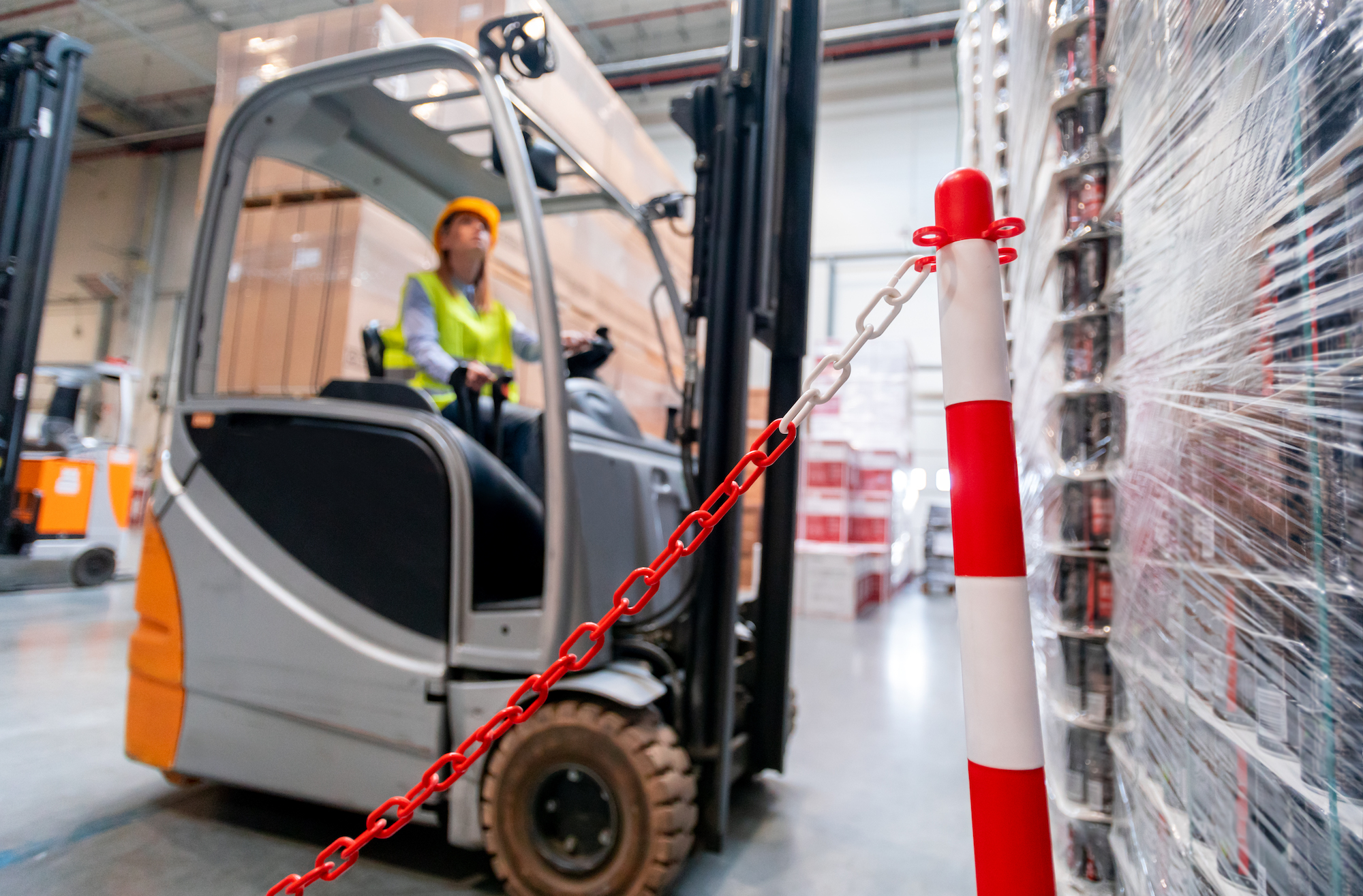 Gabelstapler und verpackte Waren im Lager